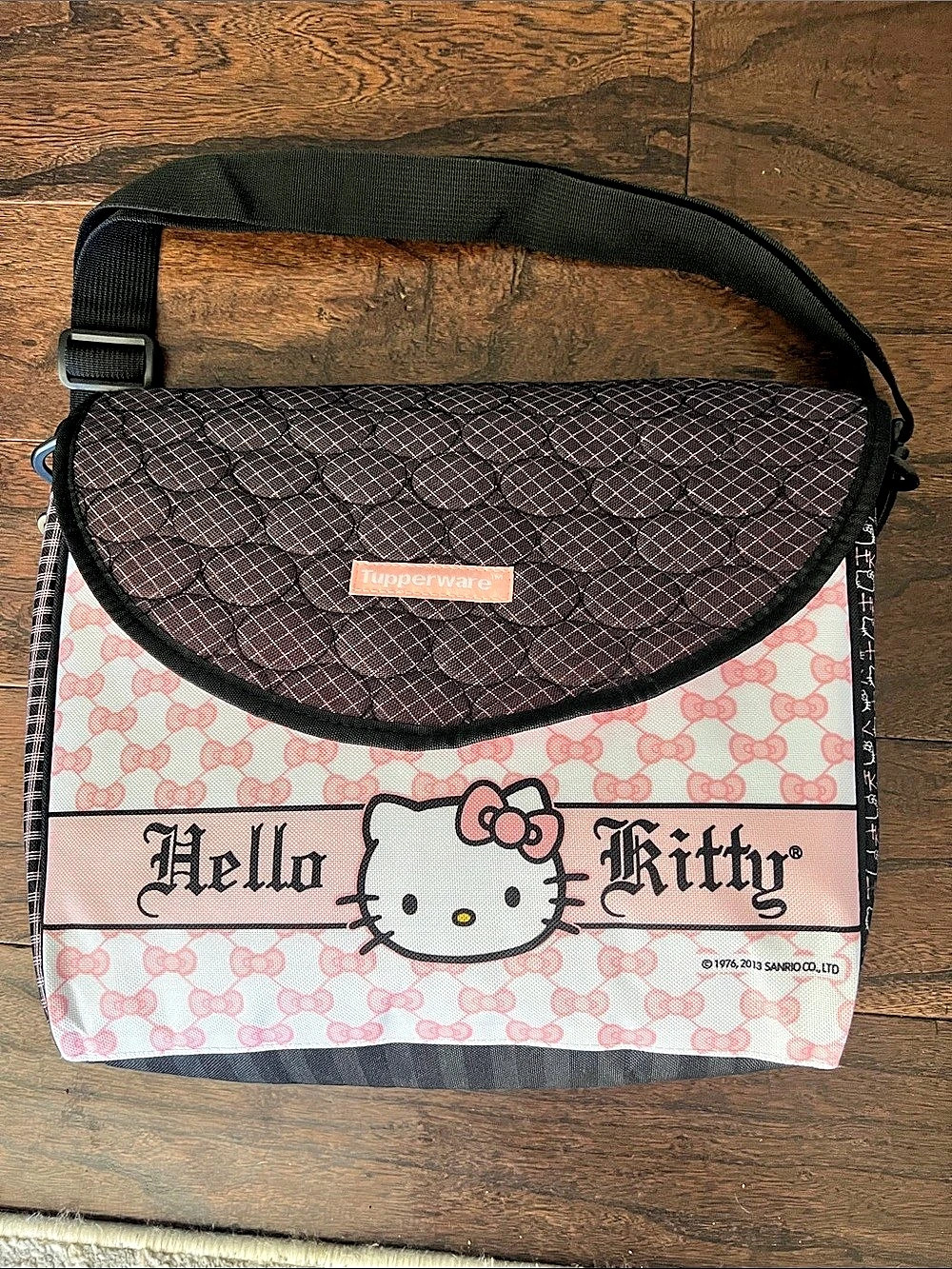 Tupperware Hello Kitty Crossbody Bag in Pink & White lunch bag
